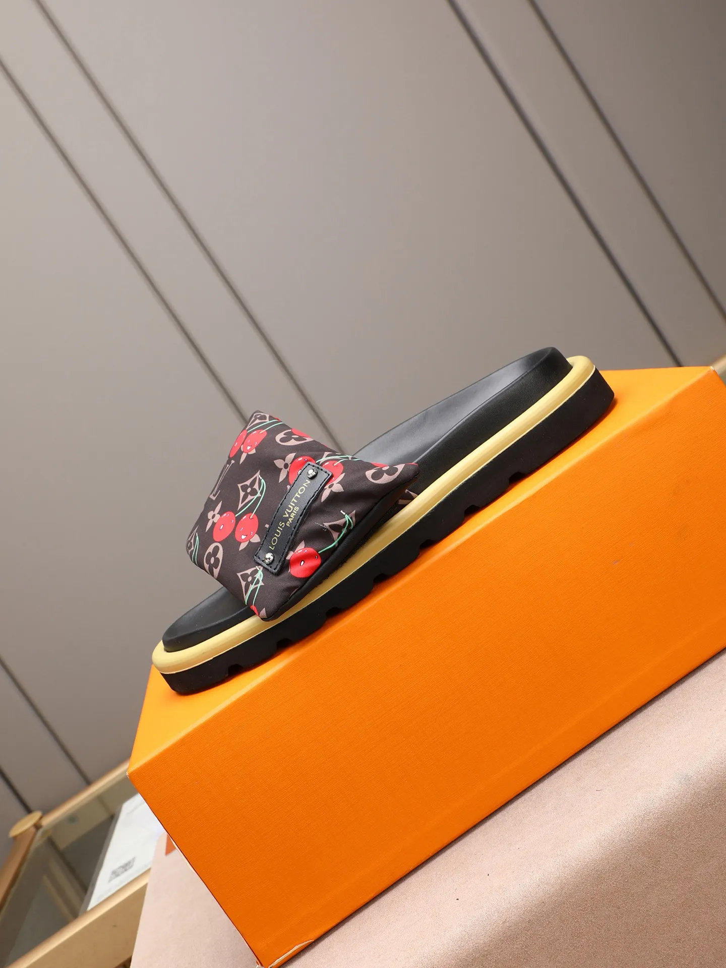 PP360 [LOUIS VUITTON] Louis Vuitton, LV printing, men's and women's slippers are on the market. The drawer box packaging comes with a cloth bag and a card. The upper pattern looks very soft and waxy, and it is a super versatile leg slimming tool. Fabric: imported denim/canvas/old fabric, LV hardware LOGO, official website pattern printing, comfortable to wear, feet: high-elastic PU water table. Sole: foam sole, heel height: about 5cm. Code number: 35-46, 35, 45, 46 are custom-made and non-returnable. Color: multiple colors and styles available.